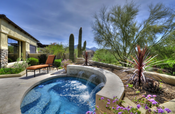 Kolam renang kecil dengan taman batu di sekelilingnya