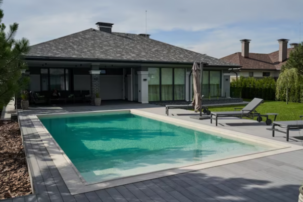 Kolam renang kecil dengan area berjemur yang terpisah