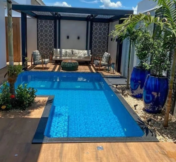 Kolam renang kecil dengan teras kayu di sekelilingnya