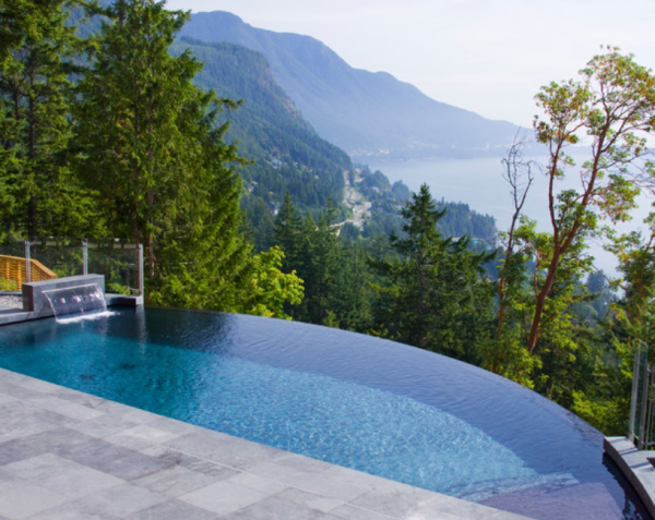 Kolam renang kecil dengan pemandangan pegunungan