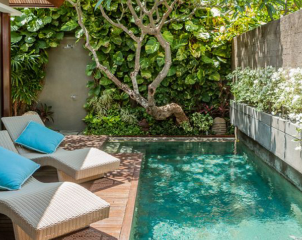 Kolam renang kecil dengan penerangan bawah air