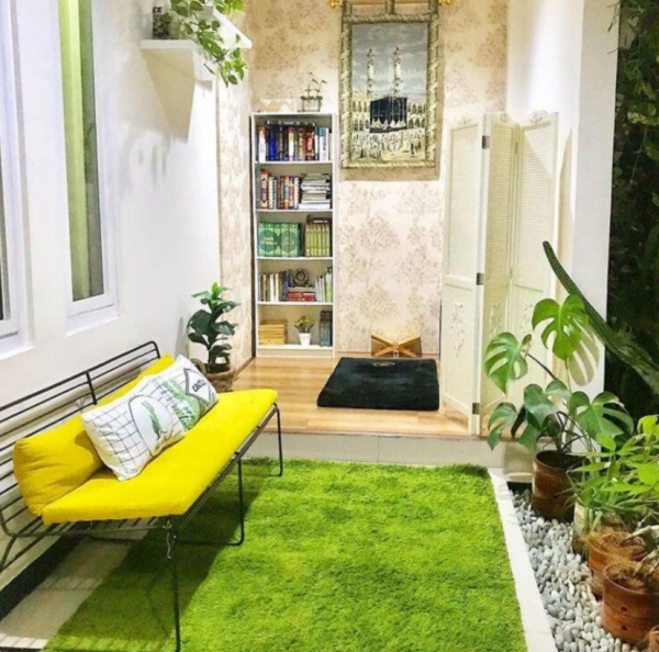 Taman dalam rumah dengan karpet rumput
