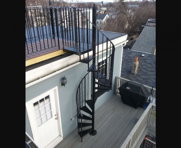 Rooftop dengan tangga spiral yang menghubungkan lantai atas