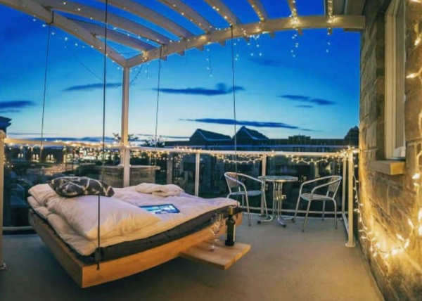 Rooftop dengan tempat tidur gantung untuk bersantai