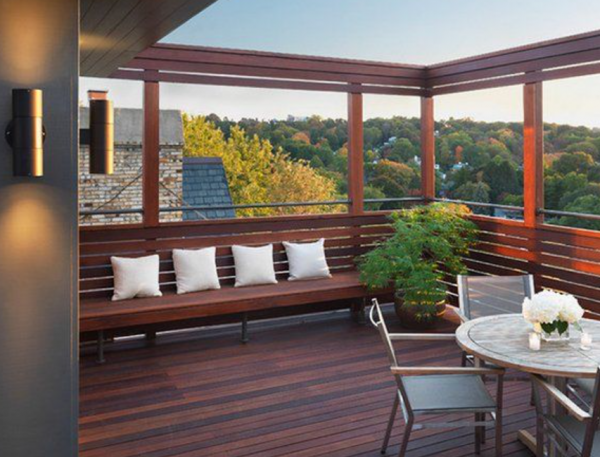 Rooftop dengan teras kayu dan kursi santai