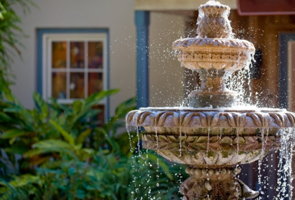 Taman kecil dengan air mancur sebagai fokus utama