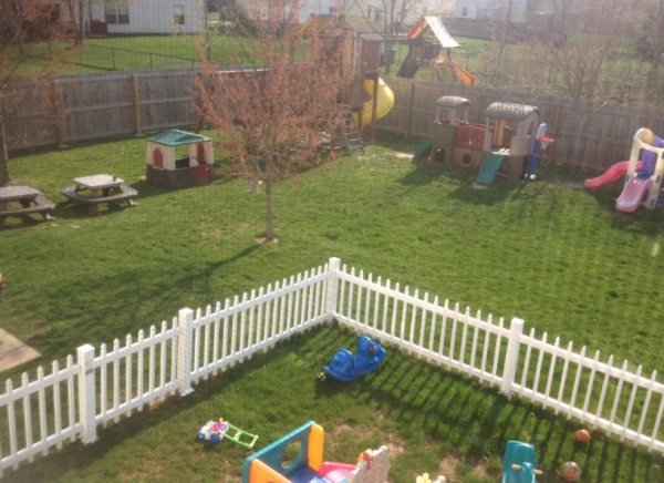 Taman kecil dengan taman bermain anak-anak
