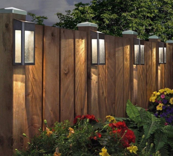 Taman kecil dengan penerangan malam yang indah