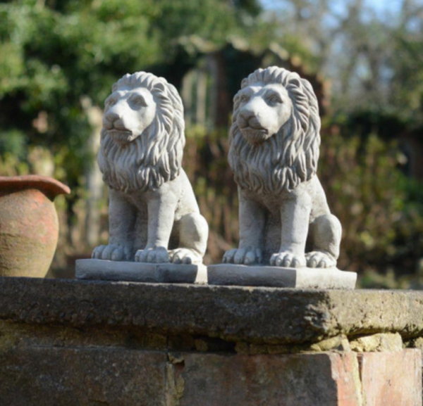 Taman kecil dengan patung binatang sebagai hiasan