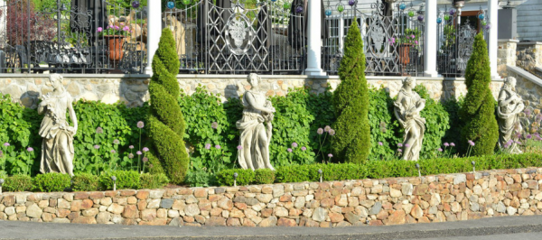 Taman kecil dengan patung atau ornamen dekoratif