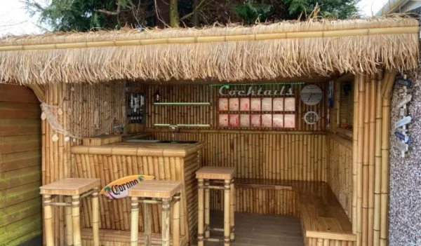 Warung Kopi Sederhana Di Kampung Dinding Bambu