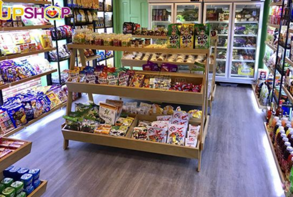 Toko Sembako Modern dengan Rak Tengah