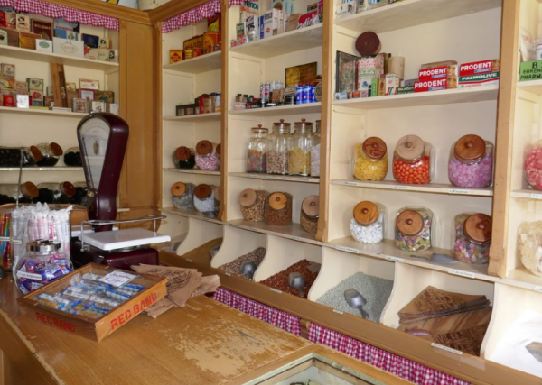 Toko Sembako Modern dengan Rak Elit