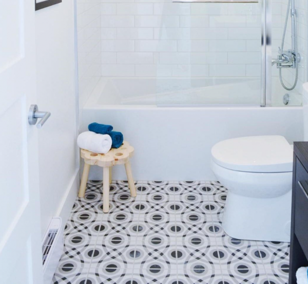 Kamar Mandi Minimalis dengan Lantai Bermotif