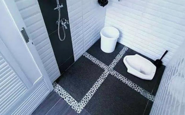 Kamar Mandi Minimalis dengan Lantai Hitam