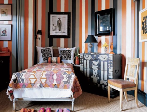 Desain kamar tidur dengan pola garis-garis vertikal