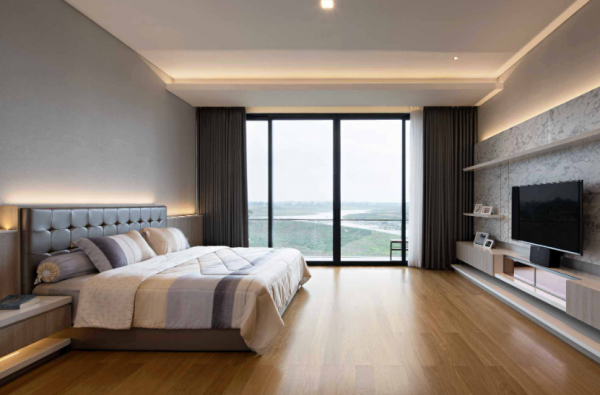 Kamar tidur dengan jendela besar untuk cahaya alami