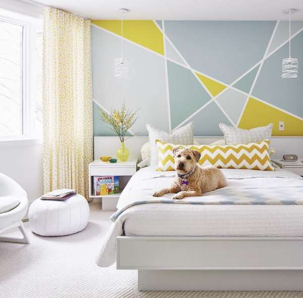 Pola geometris minimalis pada dinding