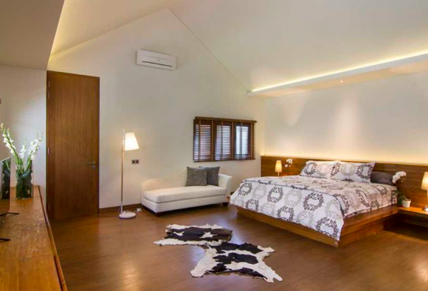 Warna putih dengan sentuhan kayu alami