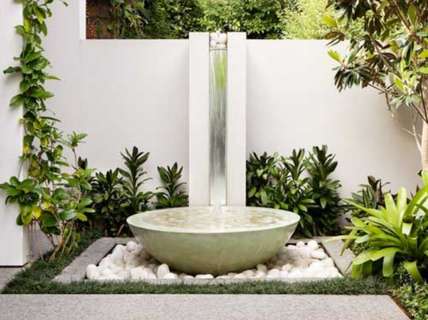 Teras dengan kolam air mancur