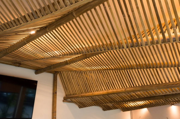 Teras dengan langit-langit bambu