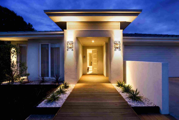 Teras dengan penerangan malam yang indah