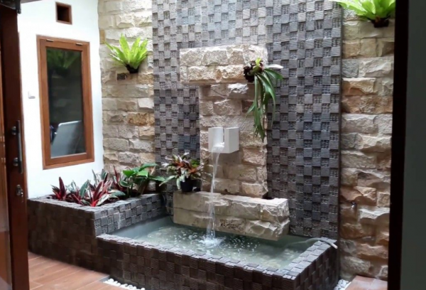 Teras dengan dinding air mancur