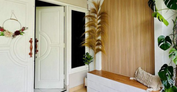 Teras dengan dinding panel kayu