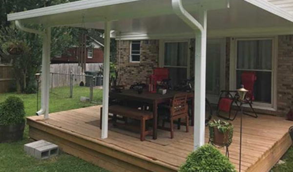 Teras dengan gazebo beratap