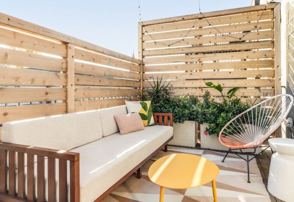 Teras dengan kursi berjemur