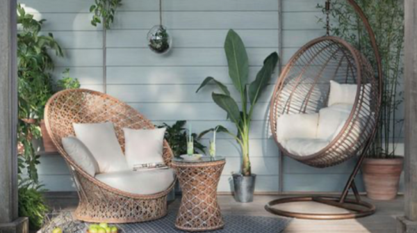 Teras dengan kursi gantung