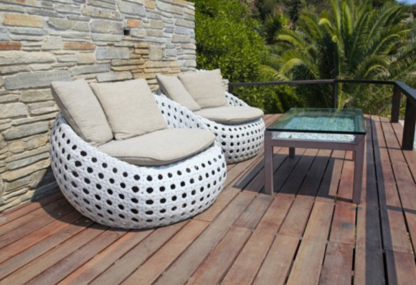 Teras dengan kursi santai