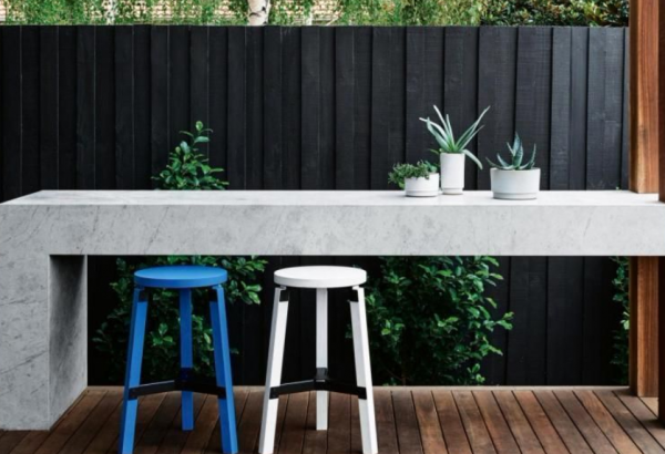 Teras dengan meja bar dan bangku