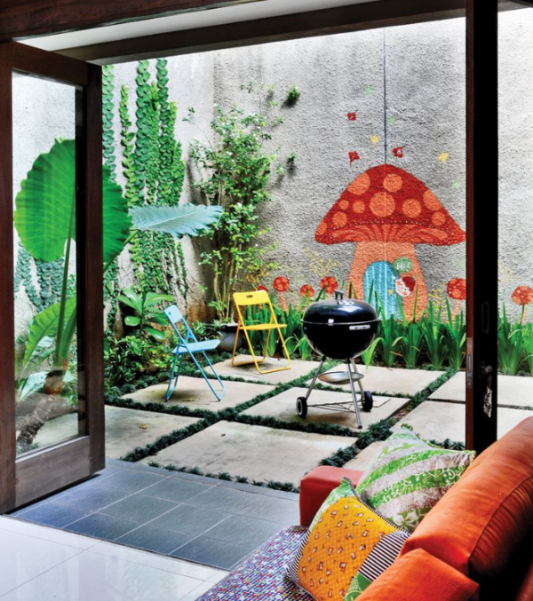 Teras dengan hiasan dinding mural