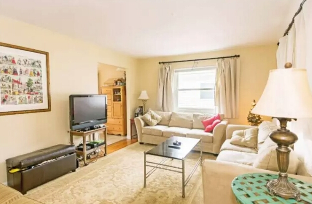 Cat Ruang Tamu Minimalis warna cream dan putih