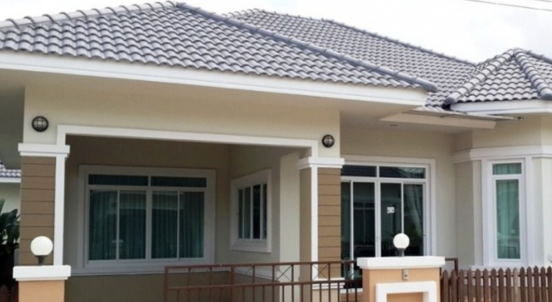 Desain Rumah warna cream dan putih klasik