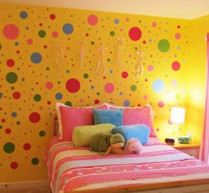 Wallpaper Warna Cerah Motif Dot kamar tidur