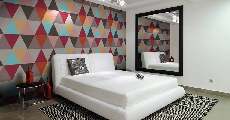 Desain Dinding perpaduan geometri dan warna