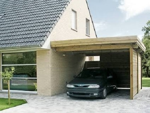 Balutan garasi kayu di samping rumah