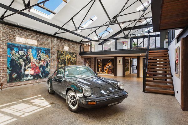 Masukkan mobil ke dalam ruangan rumah