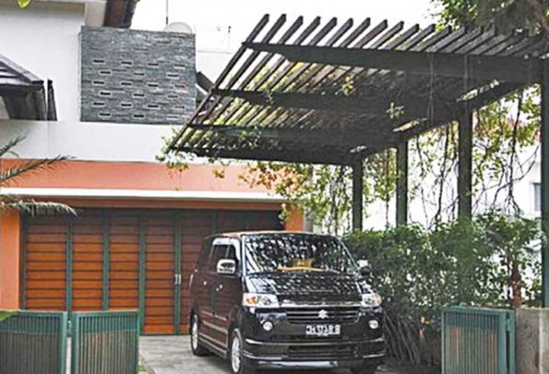 Garasi Atap Kayu Berjenjang