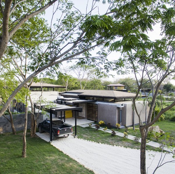 Garasi dengan atap khusus di halaman rumah