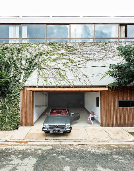 Garasi dengan pintu multifungsi jadi atap