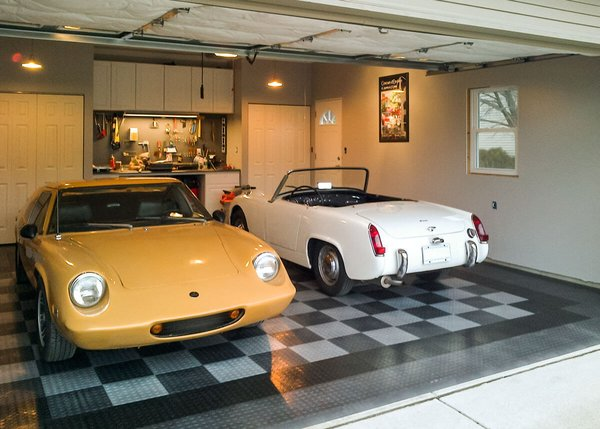 Memasukkan mobil ke dalam ruangan jadi tambah keren