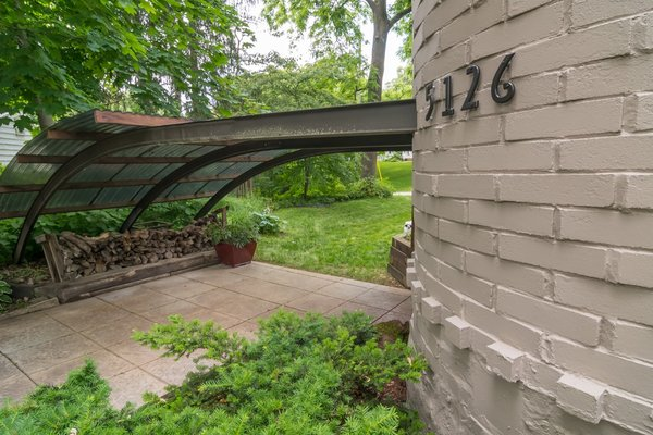 Garasi Atap lengkung multifungsi jadi dinding