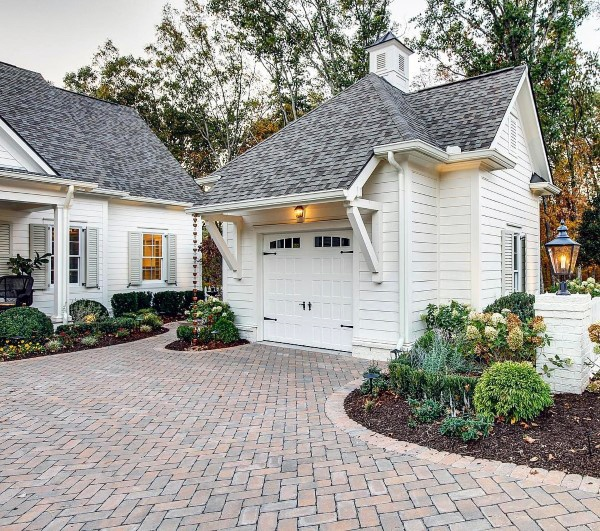 Garasi pisah nuansa putih dari kayu