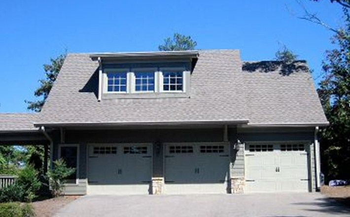 Garasi Dengan Triple Gate