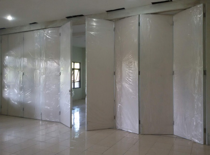 Contoh pintu garasi dari kayu