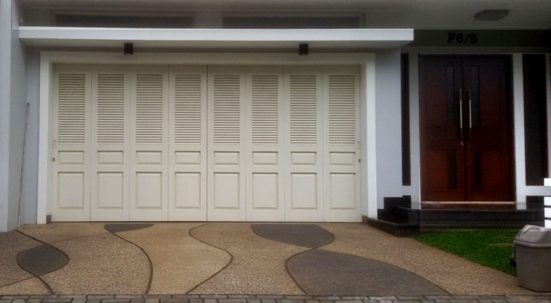 Desain pintu garasi kayu