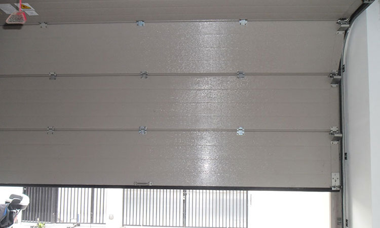 Garasi dengan Pintu dari Atas Ke bawah